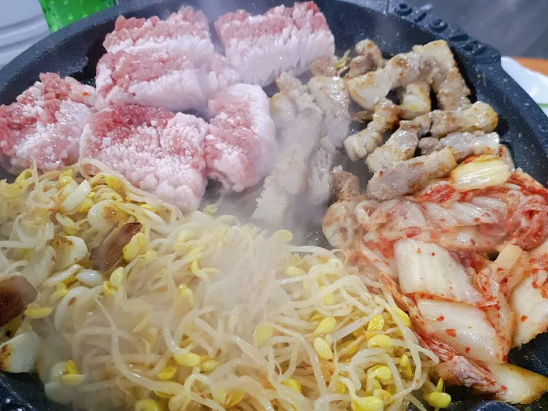 불판 위 꽃삼겹살, 김치, 콩나물