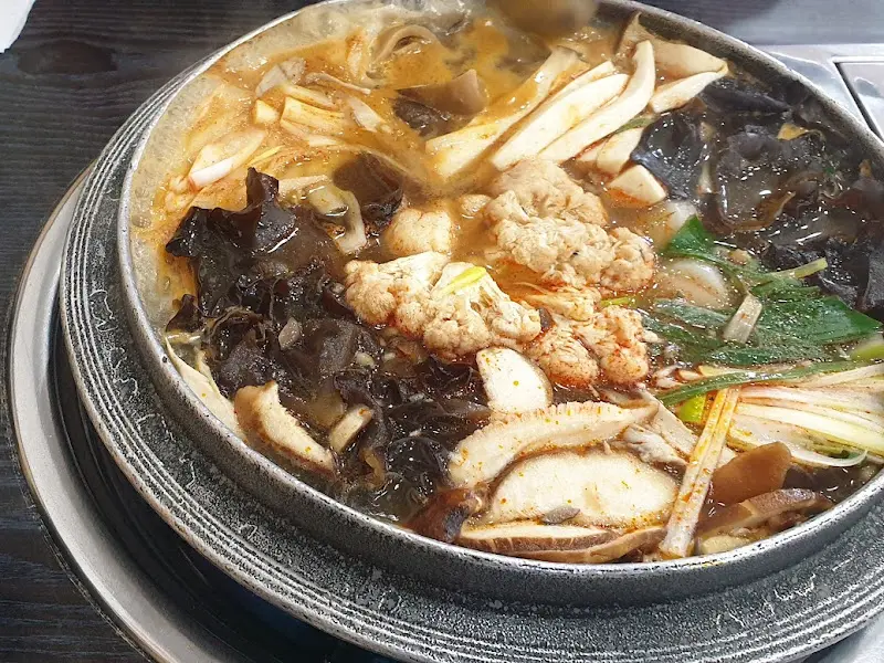 다양한 버섯이 가득 들어간 버섯 들깨탕