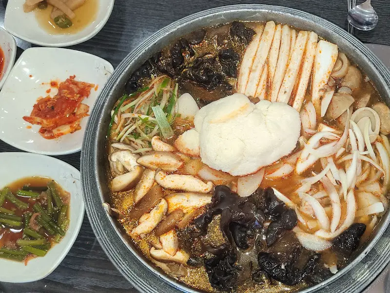 푸짐한 버섯 들깨탕과 밑반찬