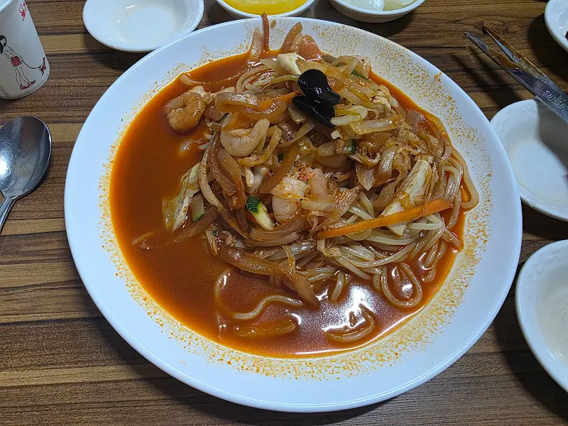 짬뽕 면발과 해산물