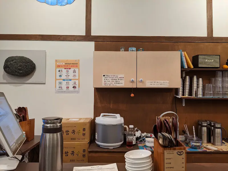 정갈하게 정리된 식기류와 조미료