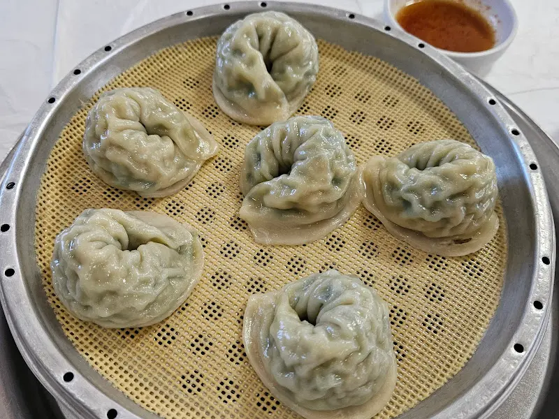 갓 쪄낸 따끈따끈한 만두