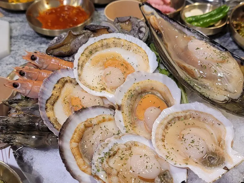 영주회관의 신선한 해산물 모듬