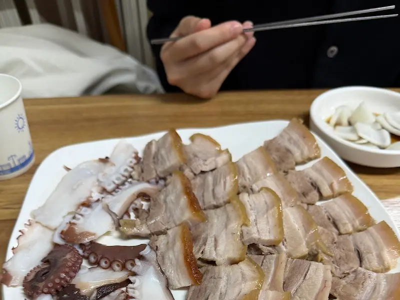 수육과 문어를 함께 맛보는 즐거움