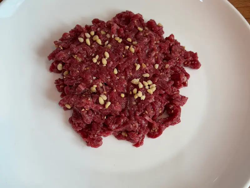 고소한 참기름 향이 코를 찌르는 육회