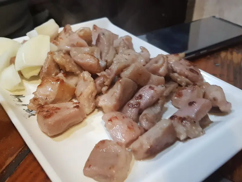 접시에 담겨 나온 오돌뼈