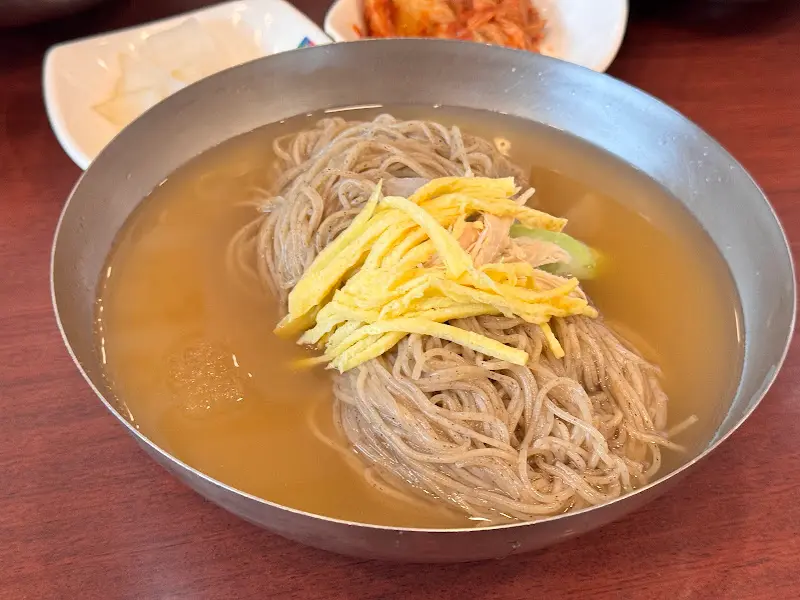 꿩냉면과 곁들임 반찬