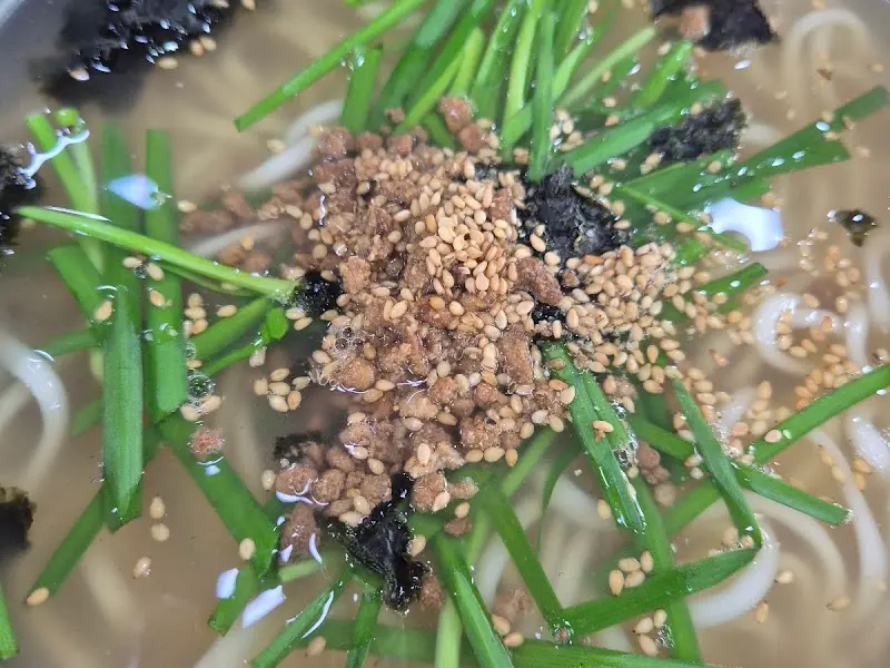 쑥갓, 김, 깨소금이 듬뿍 올려진 칼국수