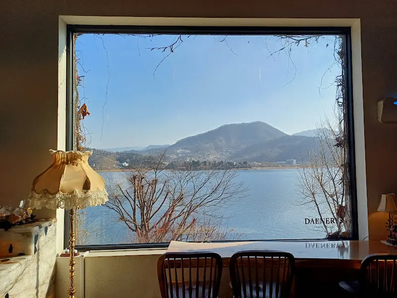 액자형 창문으로 보이는 북한강 뷰