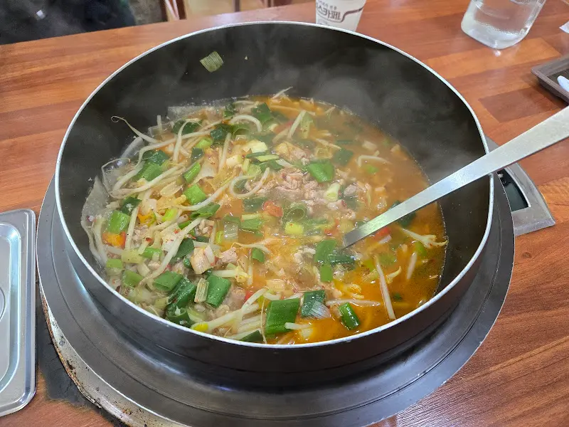 뚝배기 가득 담긴 오리탕