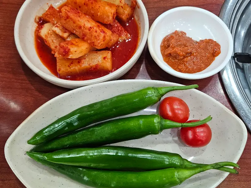 감자탕과 함께 제공되는 반찬들