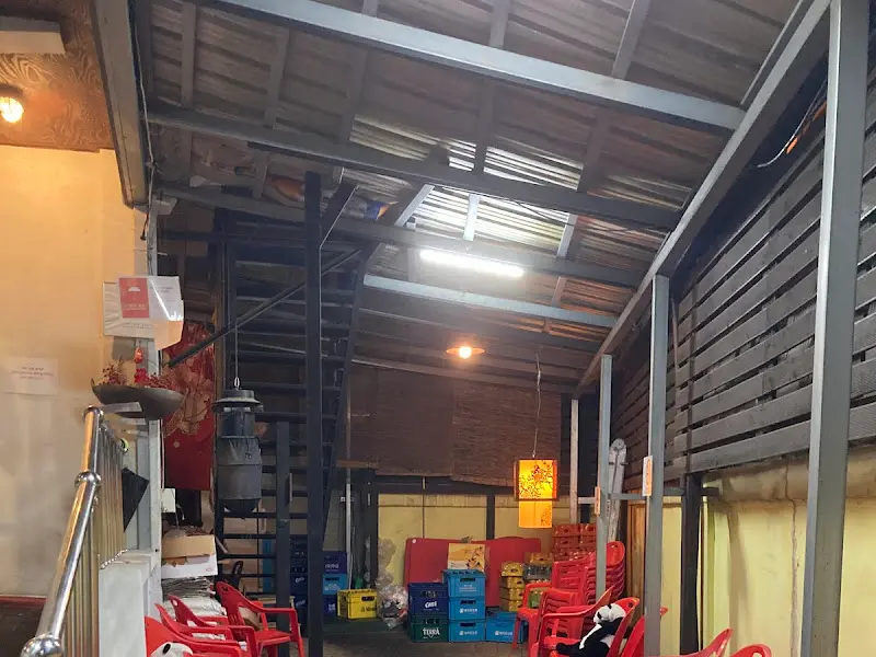 독특한 천장 구조가 돋보이는 인테리어