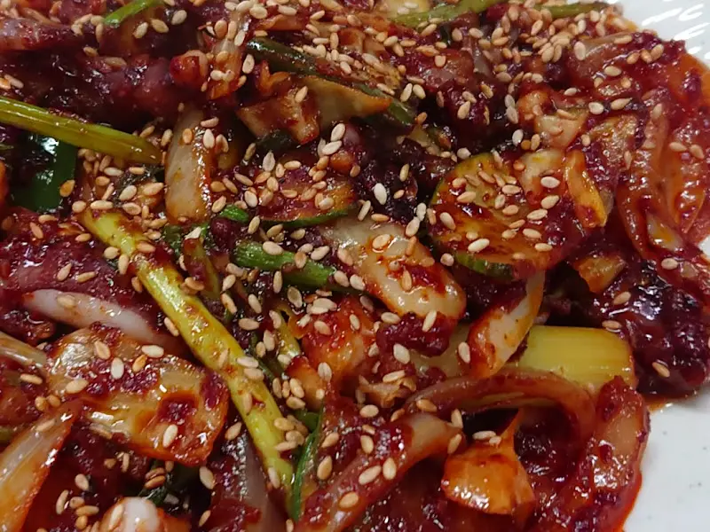 참깨가 듬뿍 뿌려진 제육볶음