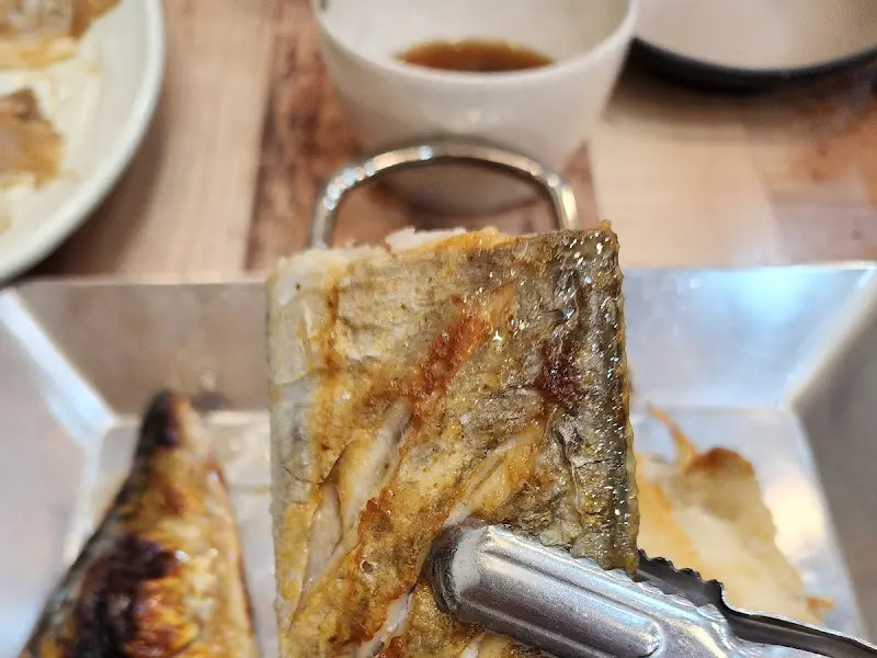 프라이팬에 담겨 나온 생선구이