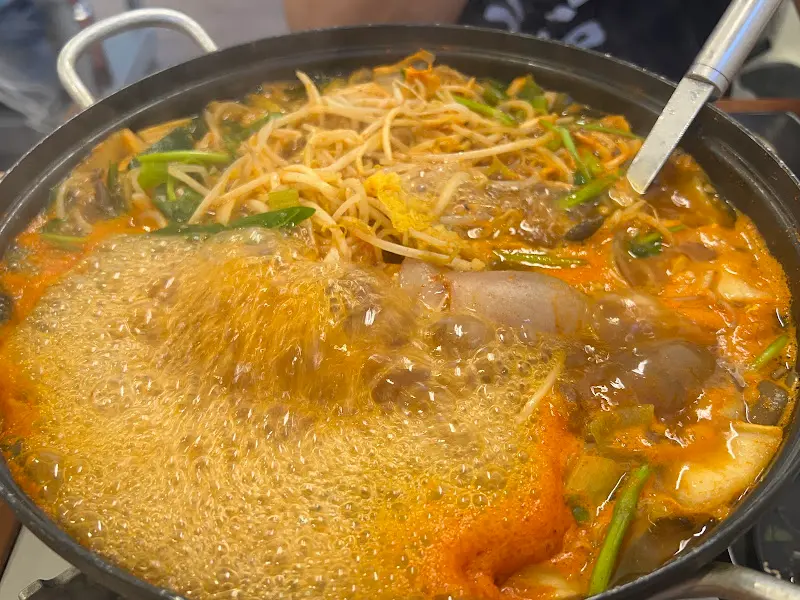 뻘건낙지 연포탕 끓는 모습