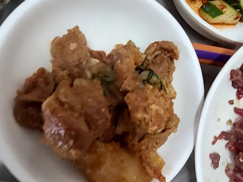 잘 익은 불고기를 쌈장에 찍어먹는 모습