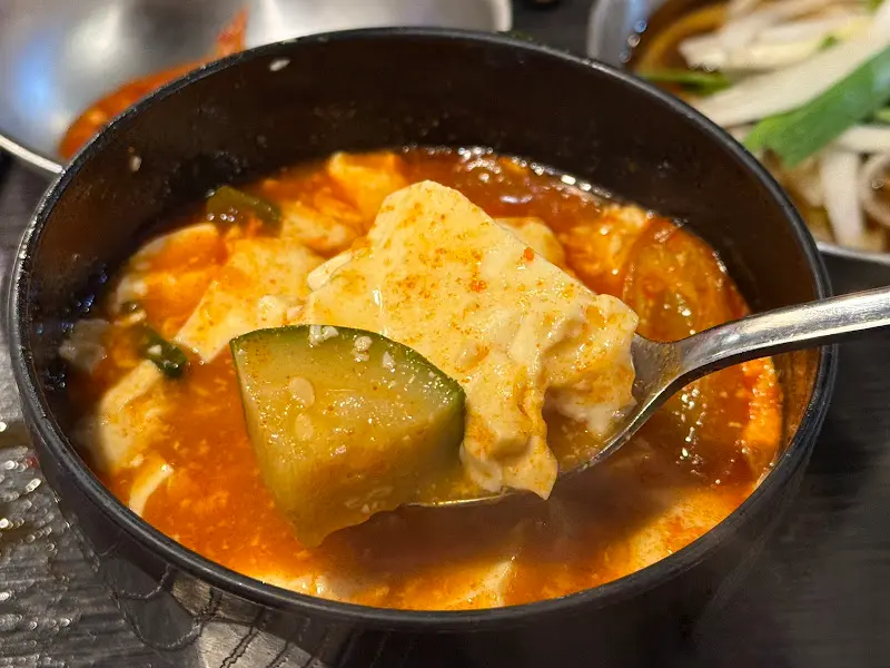 숟가락으로 떠먹는 순두부찌개