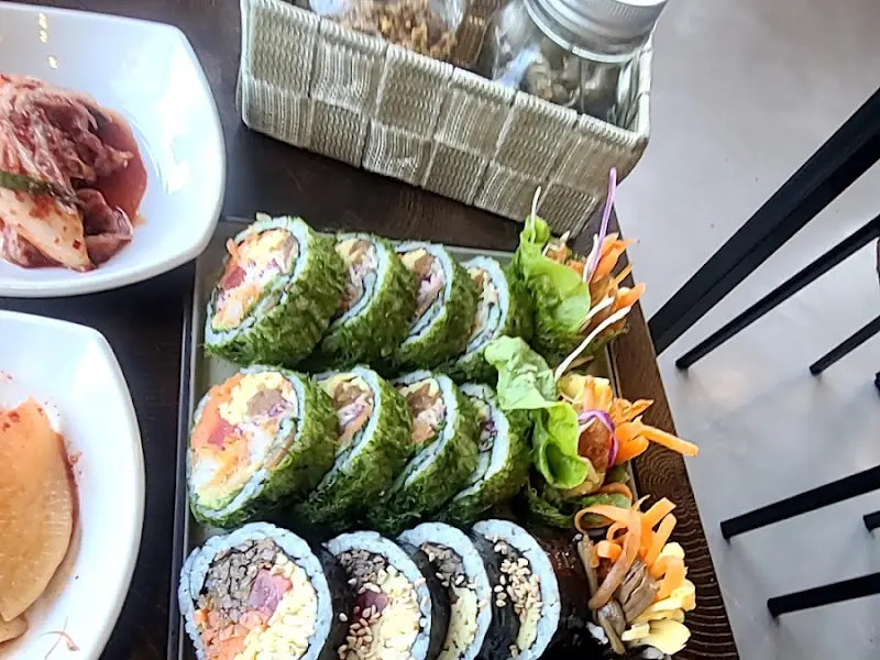 다채로운 색감으로 식욕을 자극하는 김밥