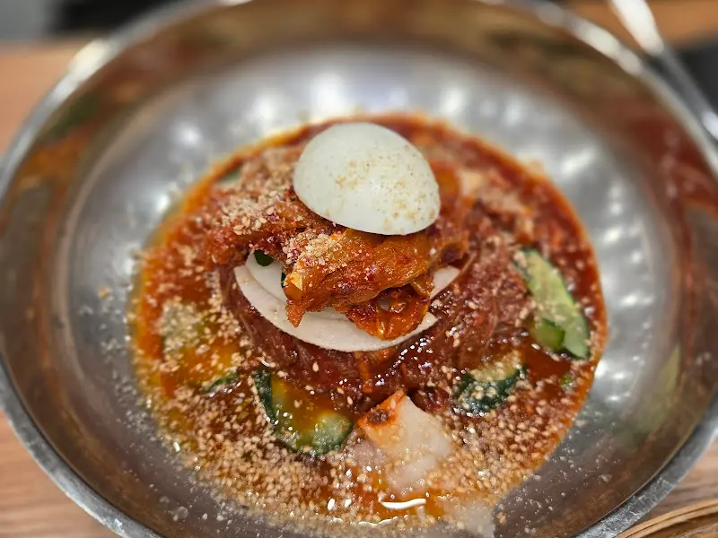 코다리냉면의 섬세한 고명