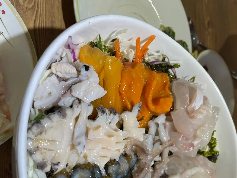 모듬 물회의 다채로운 색감