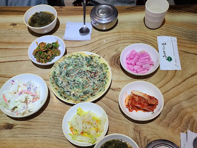 푸짐한 밑반찬과 깔끔한 테이블 세팅