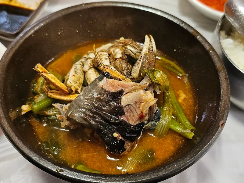 참게와 메기가 듬뿍 들어간 탕