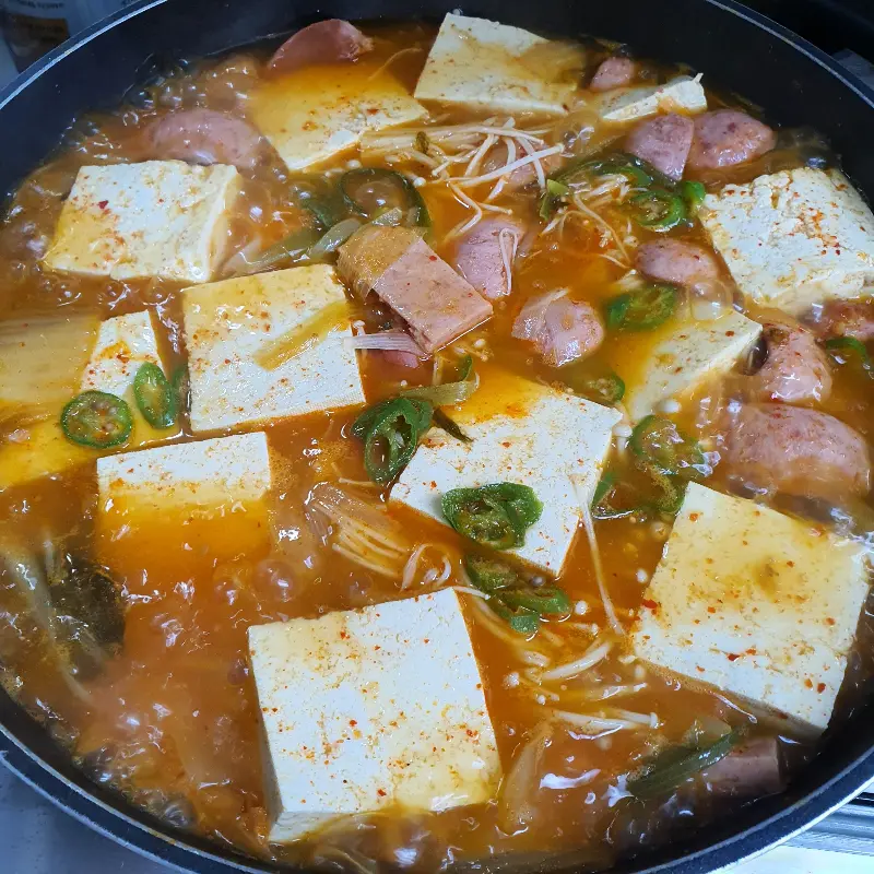 두부와 햄이 가득한 부대찌개