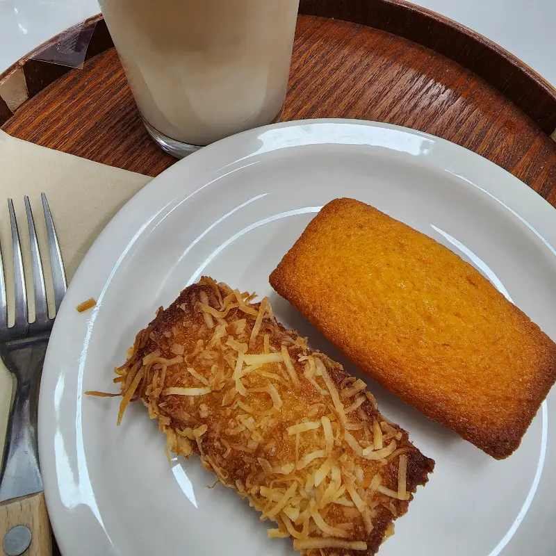 휘낭시에와 음료