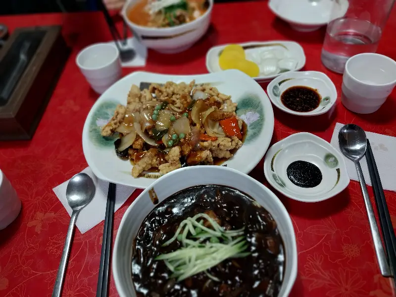 테이블에 놓인 짜장면, 탕수육, 짬뽕