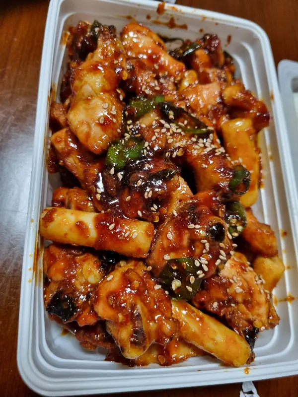 지코바 순살 양념 치킨, 떡과 함께