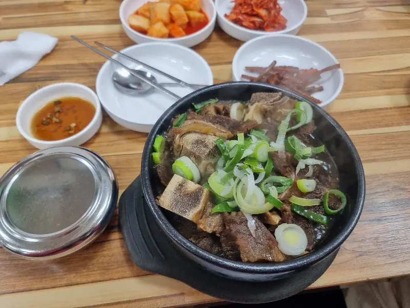 돈까스와 곁들임 메뉴