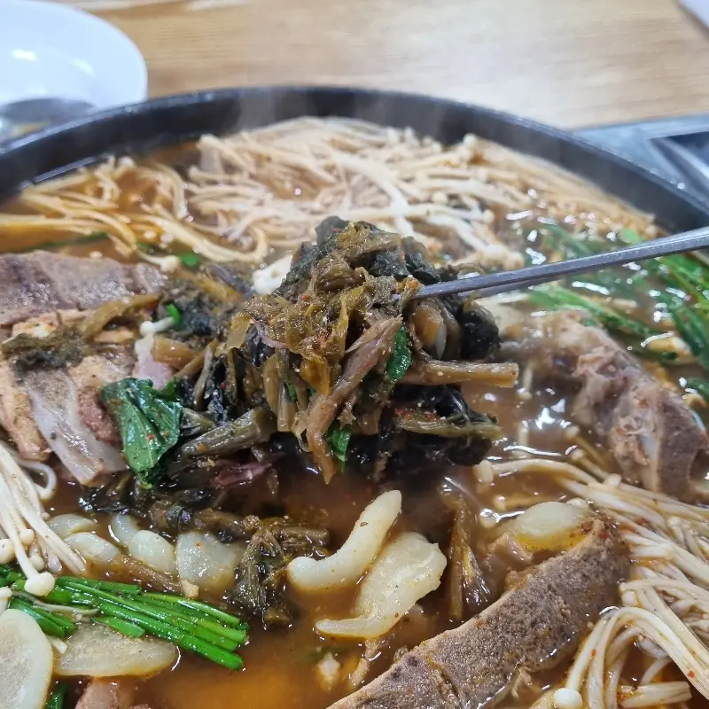 젓가락으로 집어 올린 시래기