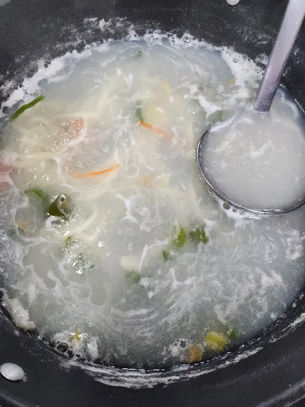 넓고 깨끗한 식당 내부