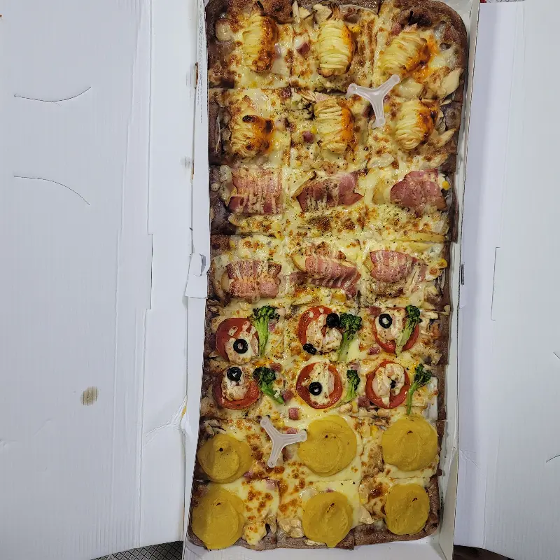 다양한 토핑이 올라간 피자