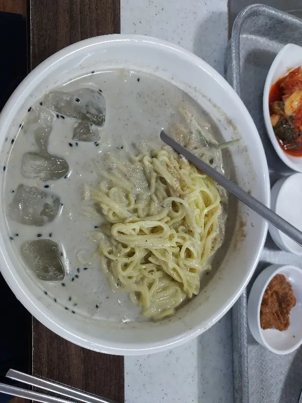 살얼음이 낀 검은콩국수