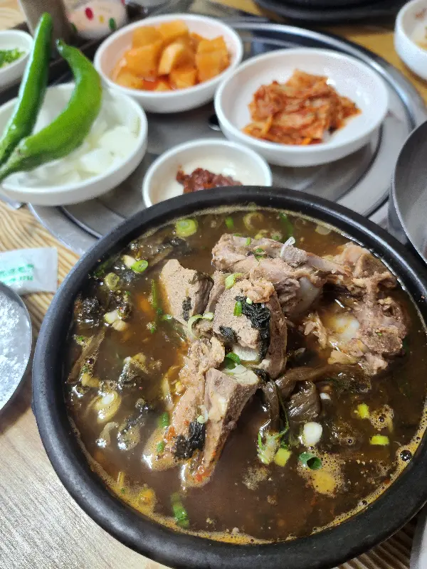 수영감자탕 뼈해장국과 밑반찬