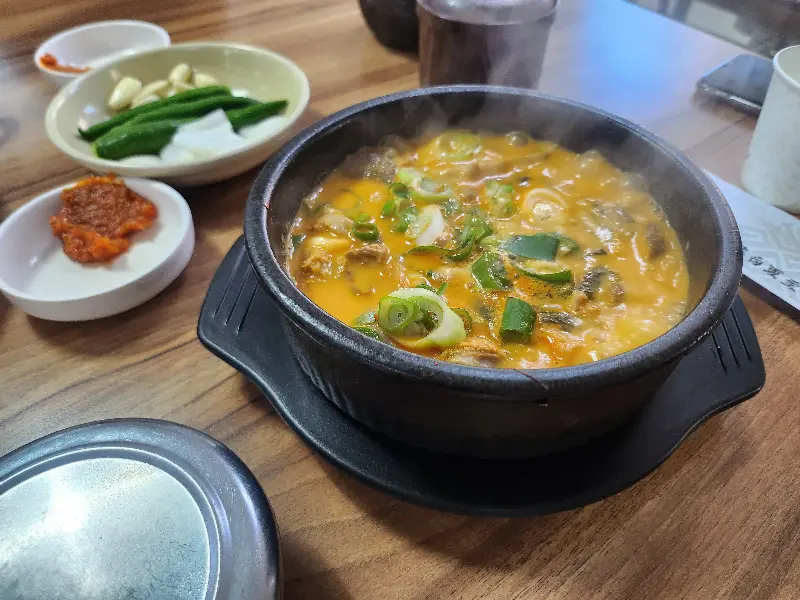 뜨끈한 국물이 일품인 소내장탕