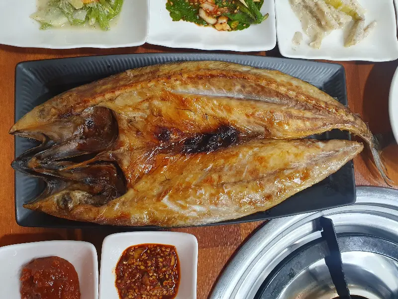 겉은 바삭하고 속은 촉촉하게 구워진 고등어 구이