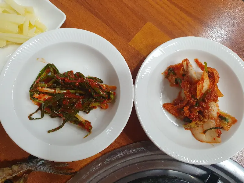 정갈하게 담겨 나온 밑반찬 김치