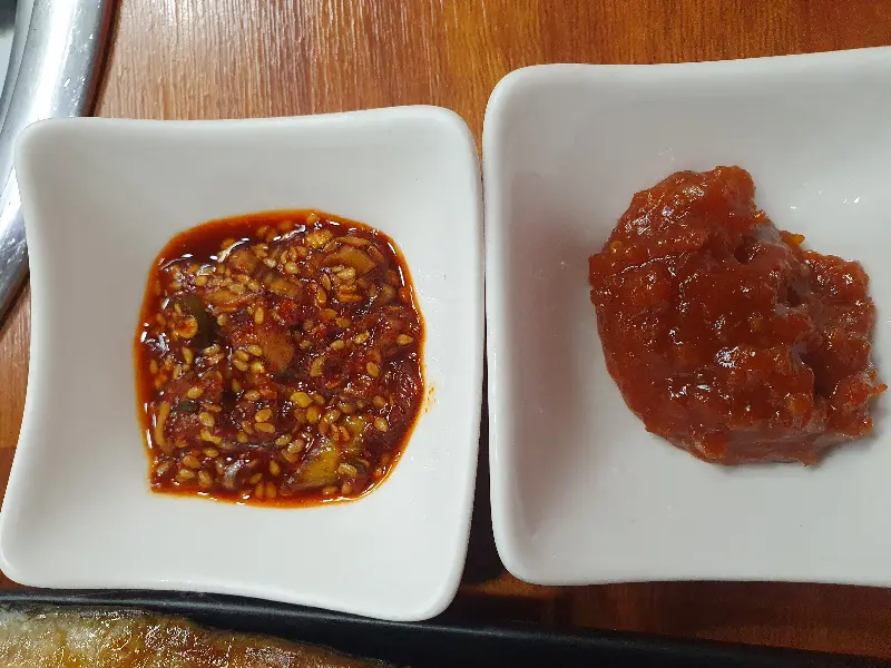 고등어 구이와 함께 제공되는 양념