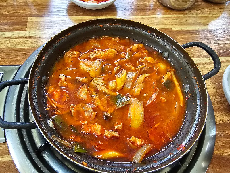 정류소식당 돼지찌개의 클로즈업 샷
