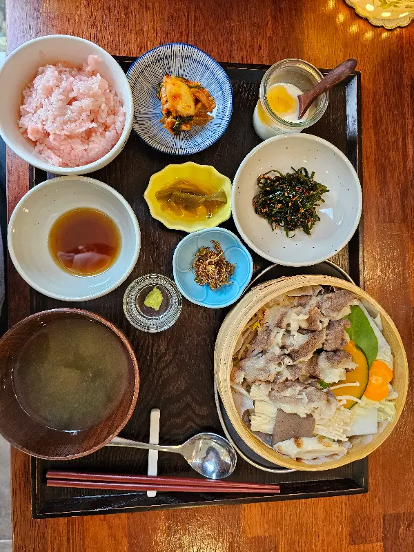 한상 가득 차려진 밥상, 이 든든함 실화냐?