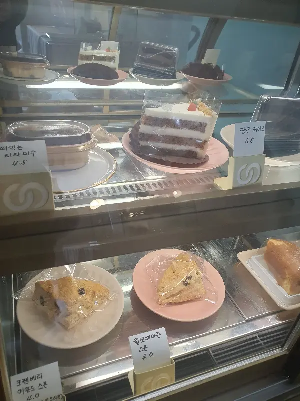 다양한 디저트 쇼케이스