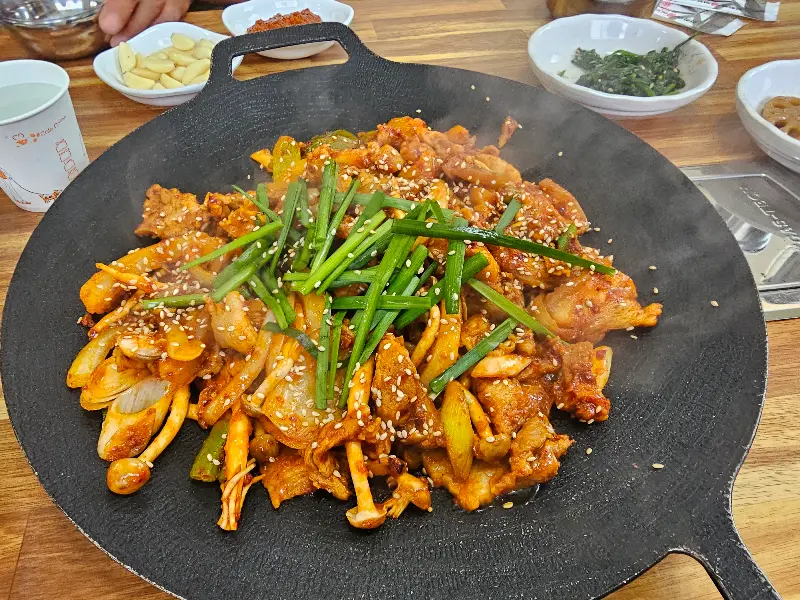 푸짐하게 차려진 제육볶음 한 상