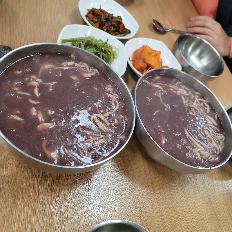 팥칼국수 한 상 차림
