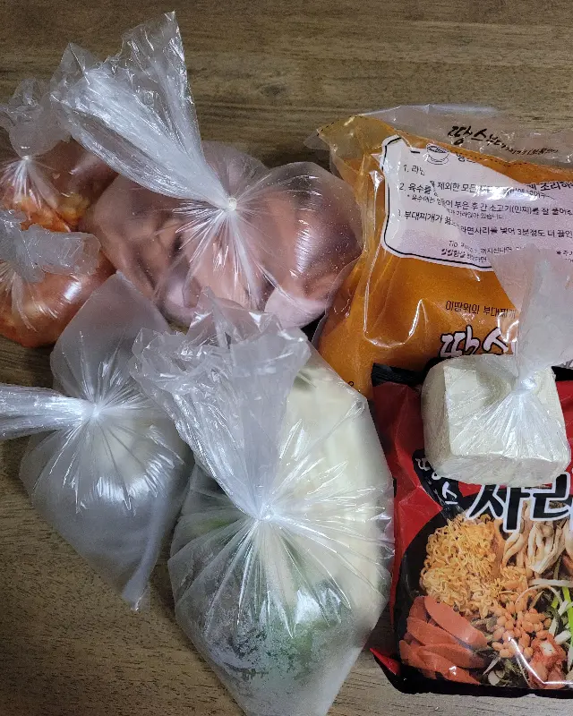 포장된 부대찌개 재료들