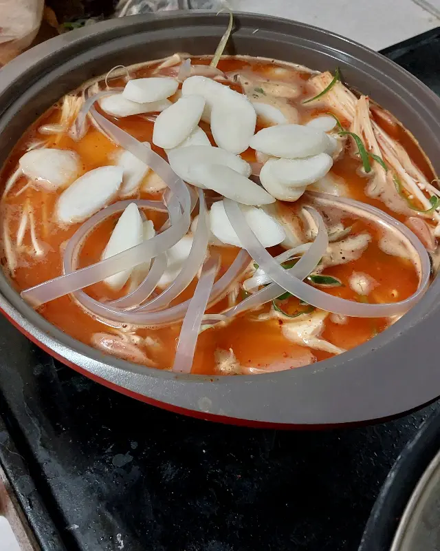 떡과 당면이 푸짐하게 들어간 부대찌개