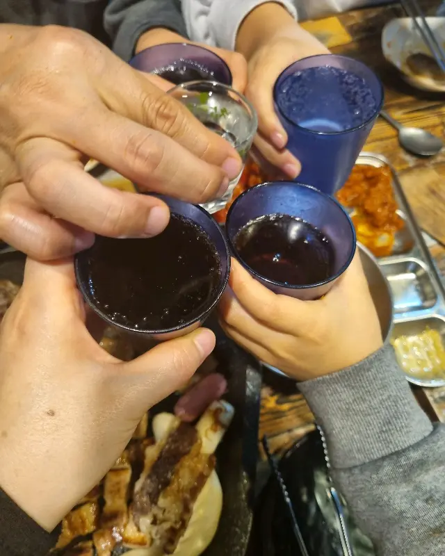 술잔을 부딪히며 즐거운 시간을 보내는 사람들