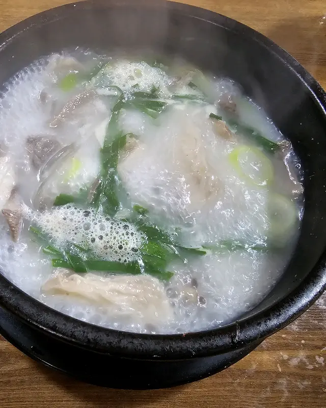 김이 모락모락 나는 국밥