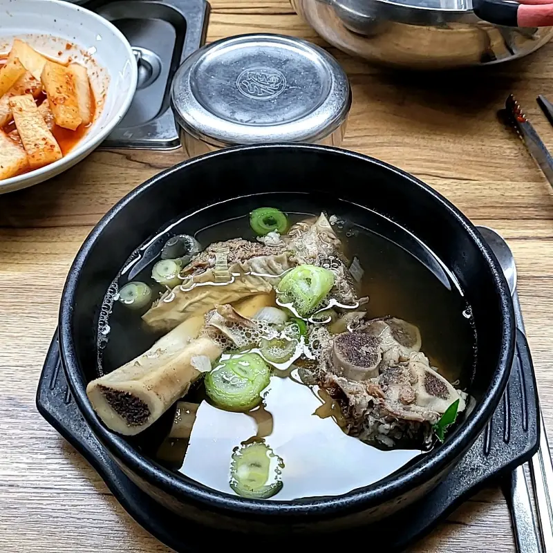 뚝배기에 담겨 나온 갈비탕